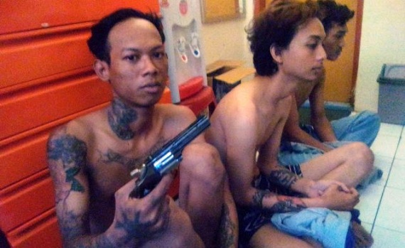 Sedang Pacaran, Pegawai Alfamart Sumber Sari Dibegal, Pelaku dan Korban Sempat Duel Bersenjata Sebelum Rubuh Dipukul Linggis