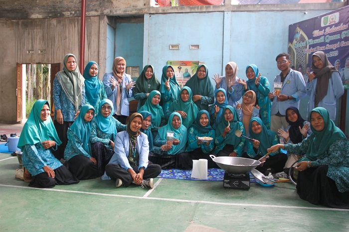 Bantu Tingkatkan Harga Jual Kelapa, Mahasiswa Kukerta UNRI Desa Sungai Gantang Ciptakan Menu Olahan Kripik Kelapa