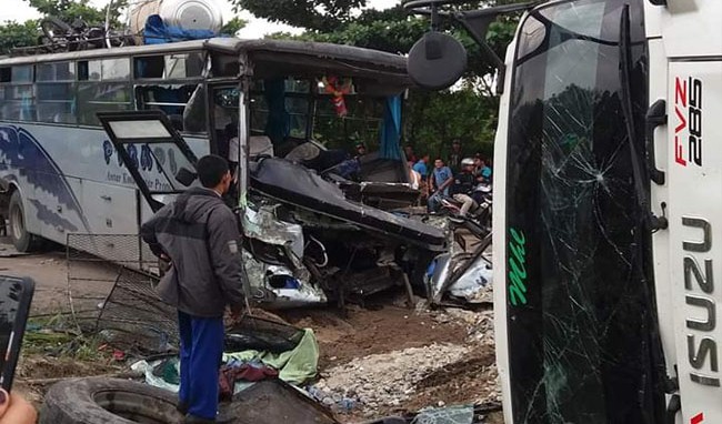 Bus RAPI Hantam Truk Fuso di KM 65 Palas, Belasan Orang Luka-luka