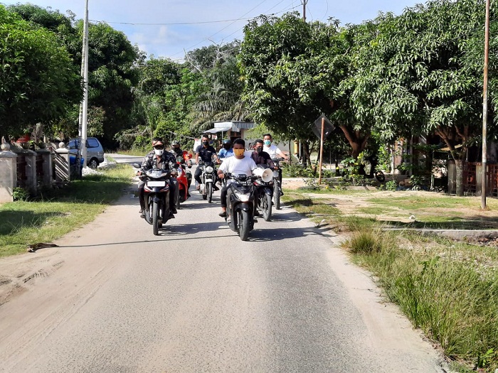 Naik Motor dan Pakai Pengeras Suara, Lurah Sedinginan Ingatkan Warga Agar Terapkan Pola Hidup Sehat