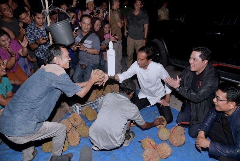 Usai Kampanye di Dumai-Riau, Jokowi Ngopi dan Sambangi Penjual Durian Pinggir Jalan