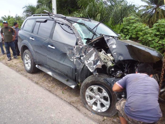 Diduga Sopir Ngantuk, Mobil Pajero Hantam Tiang Listrik Chevron di Rohil