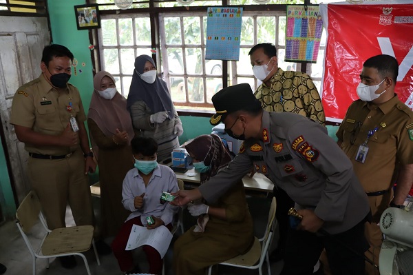 Kapolres dan Plt Bupati Kuansing  Tinjau  Vaksinasi Anak  6 - 11 tahun di SDN 002 Benai