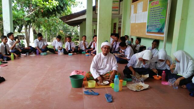 Biar Tak Terlambat PDTW, Siswa SMPN 1 Rambah Samo Makan Siang Bersama
