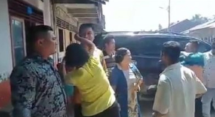Astaga! Mobil Dihadang, Mantan Bupati Nisel Dilempari Kotoran Babi Saat Hadiri Syukuran Kades, Ini Videonya