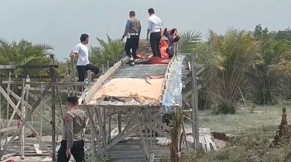 Kapolsek Benai Hainur Rasyid Bakar Tiga Unit Peti Di Desa pulau kalimanting, Pelaku Melarikan Diri