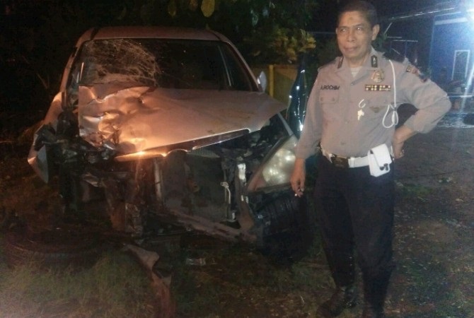 BRAKKK... Nekat Nyalip di Tikungan, Pemotor Ini Tabrak Avanza, Tewas Seketika