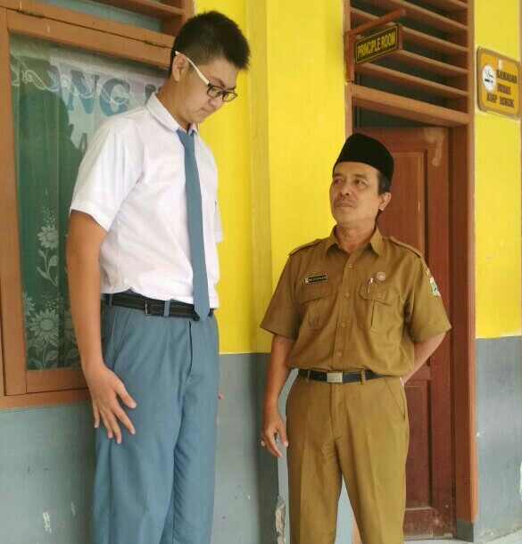 VIRAL...Siswa SMA Ini Tak Pede Punya Badan Setinggi Hampir 2 Meter, Nih Fotonya