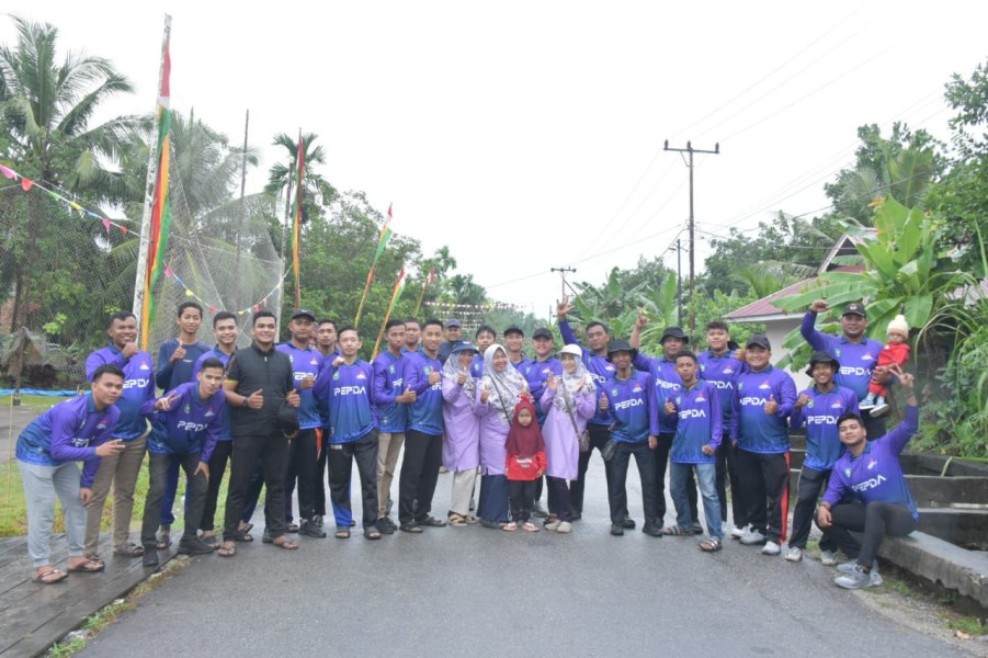 Semarak Kemerdekaan, Hujan Tak Padamkan  Semangat Warga Dusun III Pedekik Ikuti Jalan Sehat