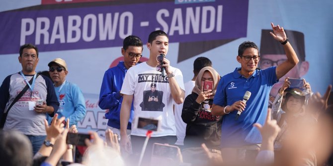 Kampanye di Surabaya, Sandiaga Nyanyi 'Hadapi dengan Senyum', Al Ghozali Mainkan Gitar