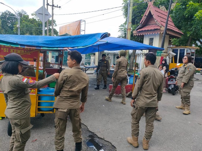 Penertiban, Satpol PP Pekanbaru Sita Meja Milik PKL