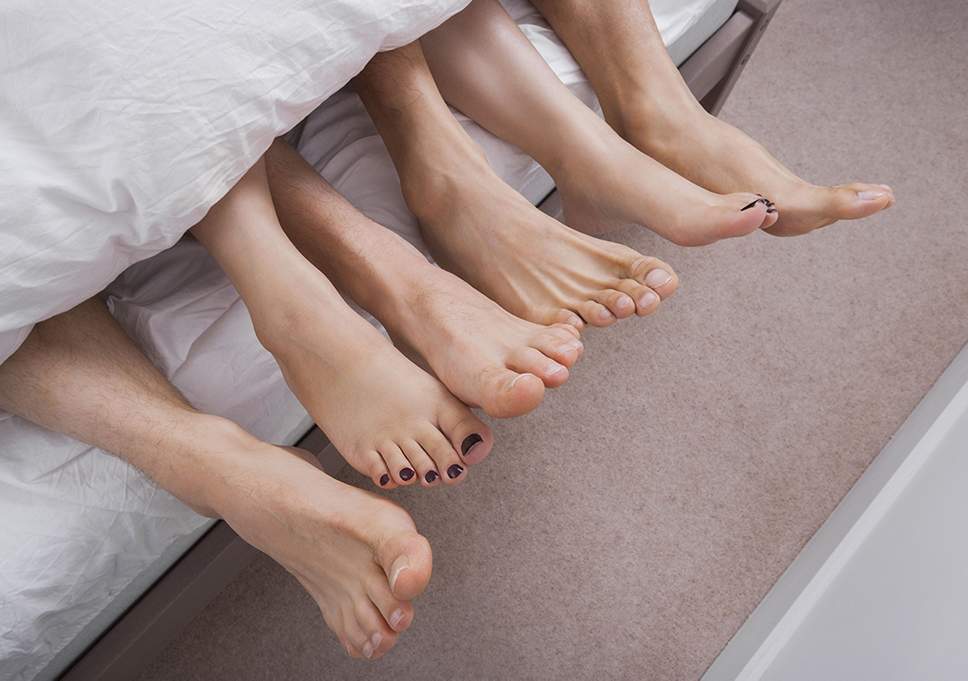 ASTAGA...Pria  Ini  Paksa Istri Lakukan Hubungan Seks Treesome di Teras Rumah