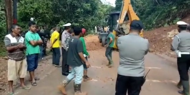 8 Jam Tertimbun Longsor, Jalan Sumbar-Riau Sudah Dapat Dilewati