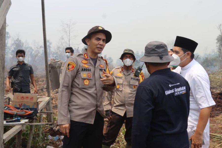 Respons Cepat Karhutla, Wawako Bersama Kapolres dan Kalaksa BPBD Turun Langsung Padamkan Api di Kawasan Stadion