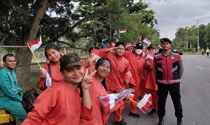 Diguyur Hujan, Siswa/i Sekolah se-Kota Dumai Tetap Antusias Menunggu Ketibaan Presiden