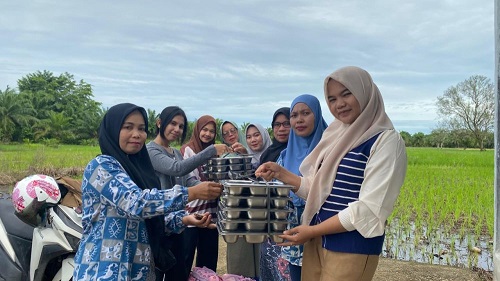 Senandung Bahagia saat Petugas MBG Hibur Balita dengan Saat Salurkan Makanan