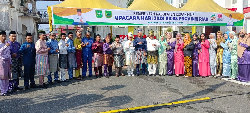 Kenakan Pakaian Kebesaran Adat Melayu, Sekda Pimpin Upacara HUT Riau ke-68 di Rohil
