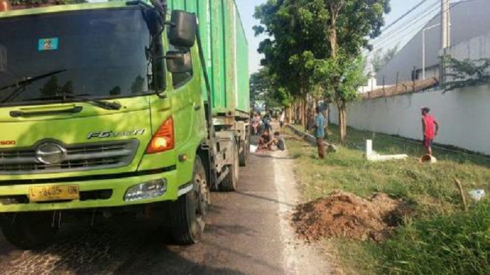 NAHAS...Numpang Truk Trailer, Anak Punk Malah Tewas karena Jatuh dan Terlindas