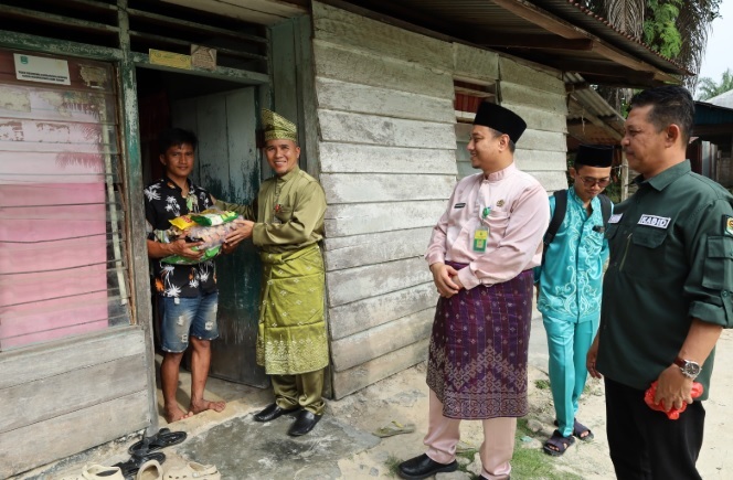 Jumat Berkah, Kadis Kominfo Siak Serahkan Bantuan Tiga Kampung di Kerinci Kanan