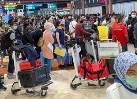 Penumpang Padati Bandara Soekarno Hatta, Antrean Check-in Mengular