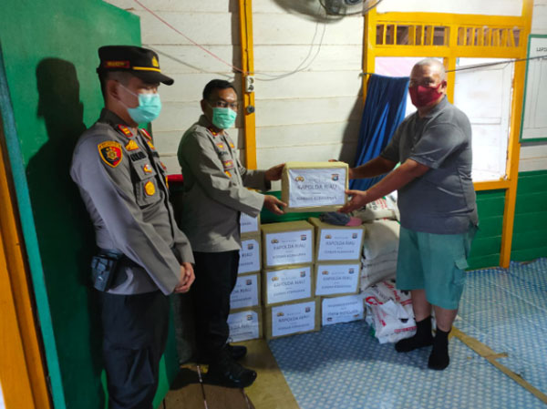Polres Rohil Serahkan Bantuan untuk Korban Kebakaran di Perumahan Karyawan PT Jatim Jaya Perkasa 
