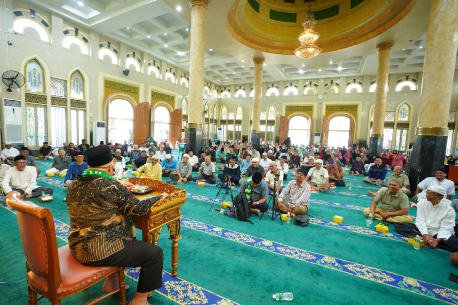 Ratusan Jamaah Padati Masjid Agung Ar-Rahman