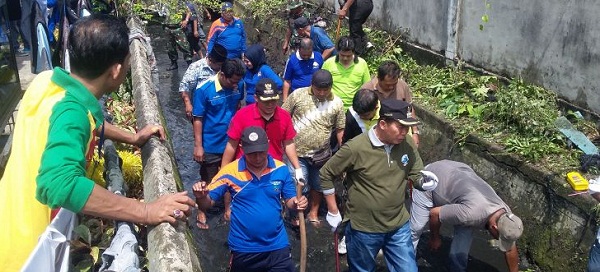 GAYA BEBAS, Pak Wali Firdaus  dan Kadis PUPR Terjun ke Parit Bersama Warga untuk Bersihkan  Sampah...
