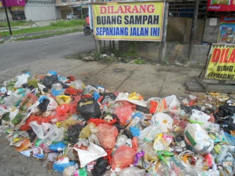 Berada di Simpang Delima Tampan, Siapa yang Buang Sampah di Sini?