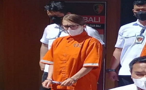 Cewek  Cantik Asal  Ukraina Ini Raup Uang Miliaran Rupiah Hanya dengan Bersantai di  Kamar Vila di Bali, Kok Bisa?