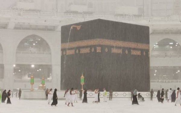 Hujan Tiga Jam Disertai Es, Sejumlah Wilayah di Makkah Kebanjiran