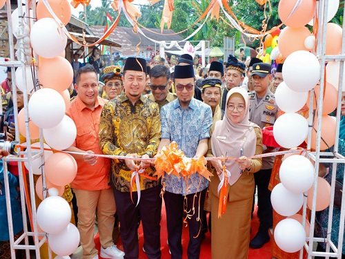 Pj Sekda Kampar Ramlah Bersama Anggota DPR RI Syahrul Aidi Ma'azat Resmikan Jembatan Gantung Desa Pulau Jambu