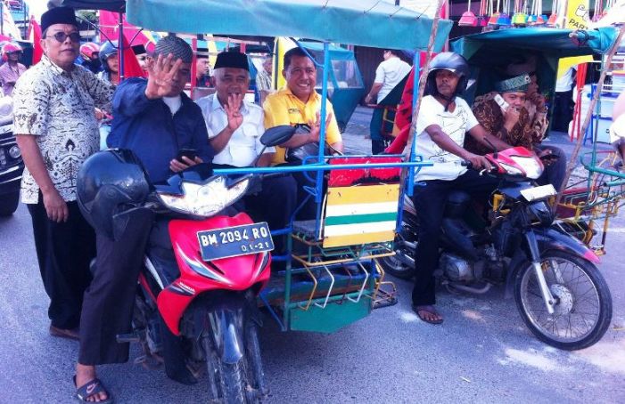 Diantar Becak Motor, Pasangan AYO Blusukan ke Pasar Pulau Payung-Dumai, 'Sehat pak Gubernur'