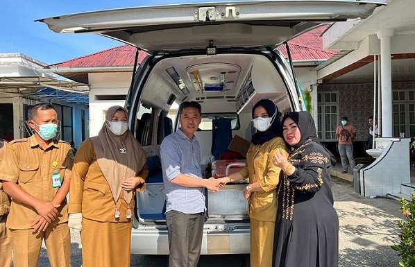 Bupati Rohil Serahkan Mobil Ambulans Kepada Puskesmas Sedinginan