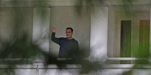 16 Hari Tak Pulang ke Rumah, Keluarga Datangi Anies Baswedan, ''Melepas Rindu  dari Balik Jendela''