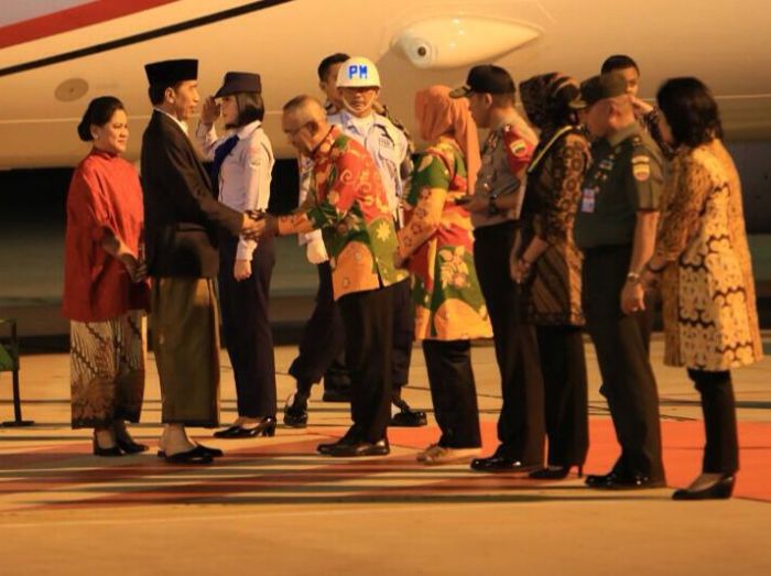UNIK...Begini Aksi Pakai Sarung Presiden Jokowi Saat Tiba di Riau