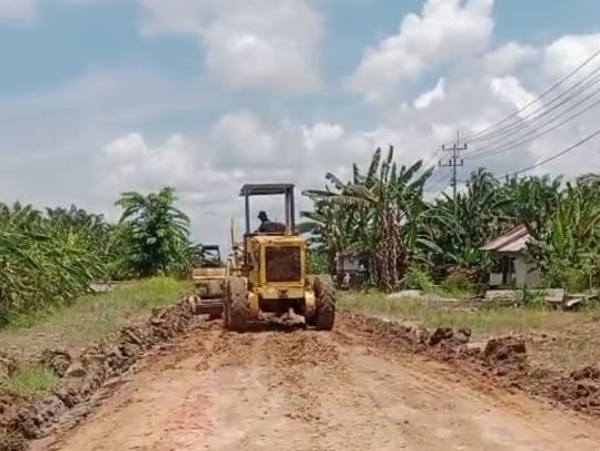 Pemkab Rohil Lakukan Perbaikan  Jalan Poros Kepenghuluan Suak Air Hitam