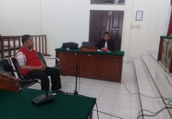 Hanya Dituntut 6 Bulan Penjara oleh JPU, Terdakwa Penipuan di Rohil Ini Lempar Senyum saat Keluar dari Ruang Sidang