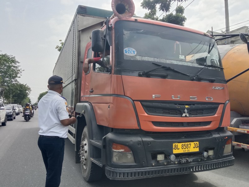 Dishub Pekanbaru dan Polda Riau Razia Truk ODOL, 20 Kendaran Di Suruh Putar Balik