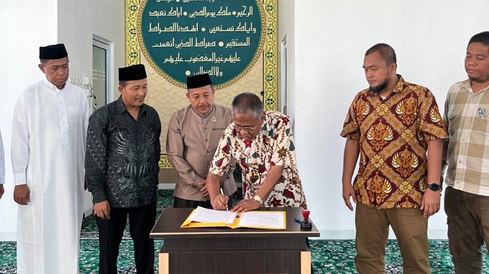 Keluarga Besar Alm. H. Awaloeddin Serahkan Wakaf Pembangunan Masjid Amal Ikhlas Pada Kanwil Kemenag Riau