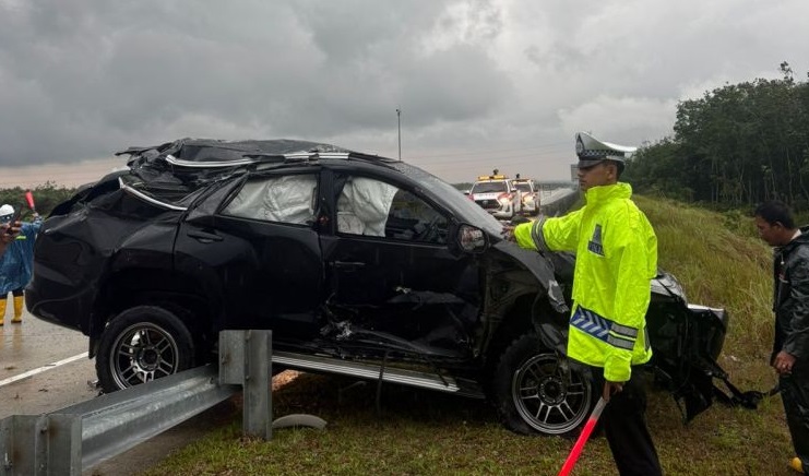 Fortuner Tabrak Pembatas Jalan di Tol Pekanbaru-Bangkinang, 1 Penumpang Luka Berat