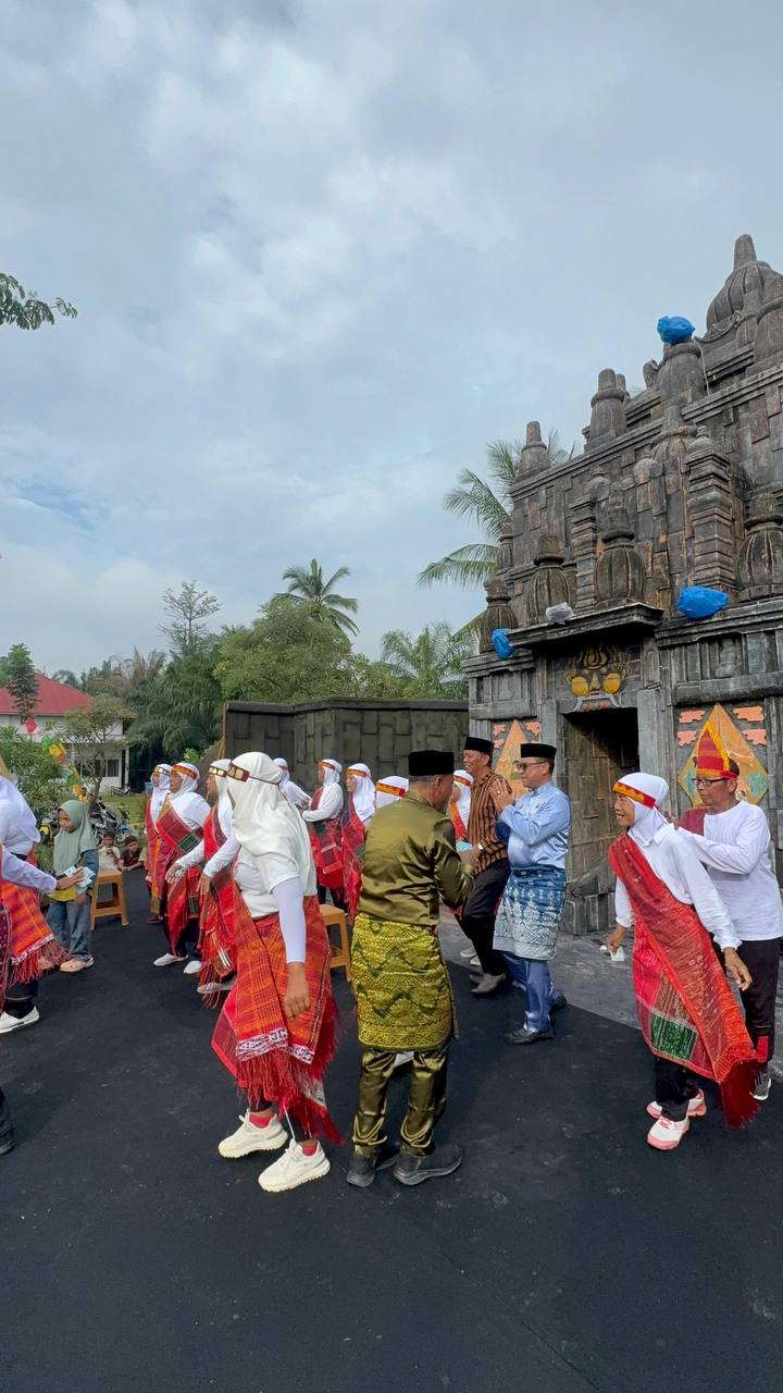 Sekda Rohil Buka Kirab Budaya Festival Gegah Gumregah di Bangko Mukti