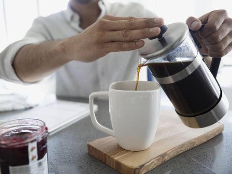 Pria yang Doyan Ngopi Lebih Jarang Alami Gangguan Pendengaran