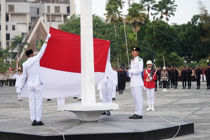 Sekdaprov  Pimpin Penurunan Bendera Merah Putih HUT ke-81 RI