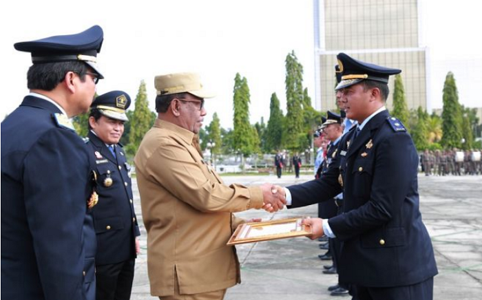 Kanwil Kemenkum HAM Riau Serahkan Penghargaan  di Hari Dharma Karyadhika 2018