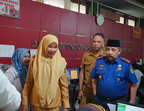 Wakil Bupati Inhil Tinjau Operasi Pasar Murah dan Pelayanan Kependudukan