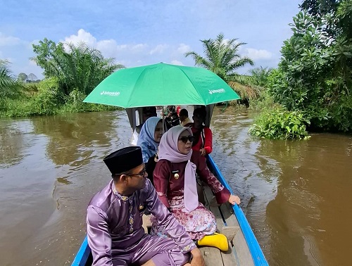 Wakil Bupati Kampar Serahkan Bantuan untuk Warga Terdampak Banjir di  Buluh Cina