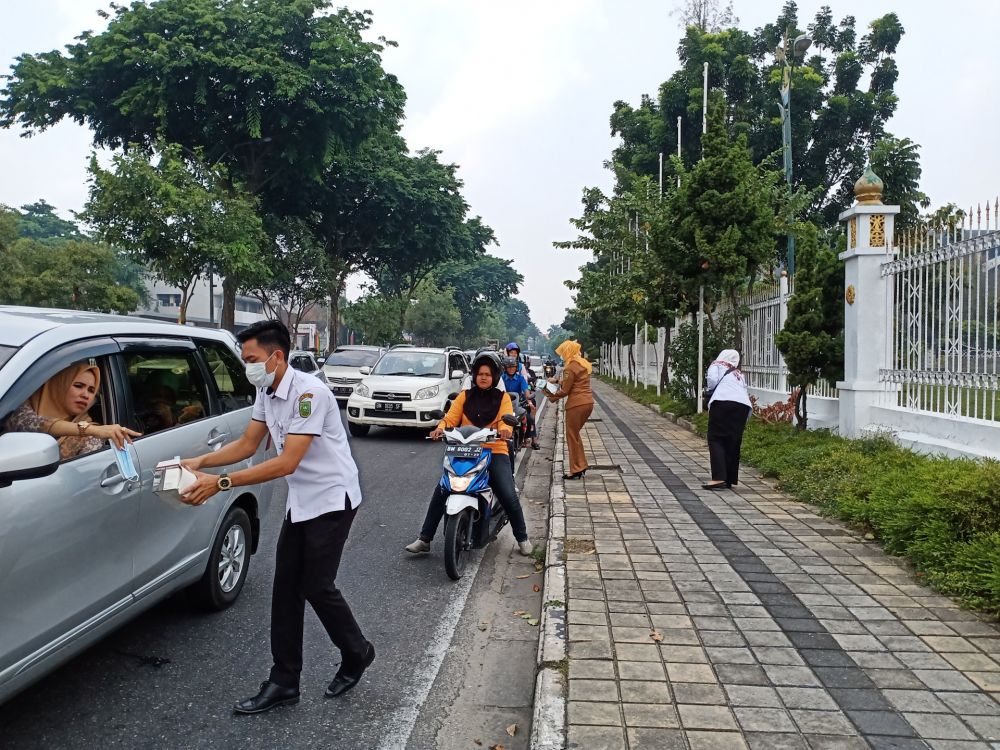 Kabut Asap Akibat Karhutla, Diskes Riau Bagi-bagi Masker