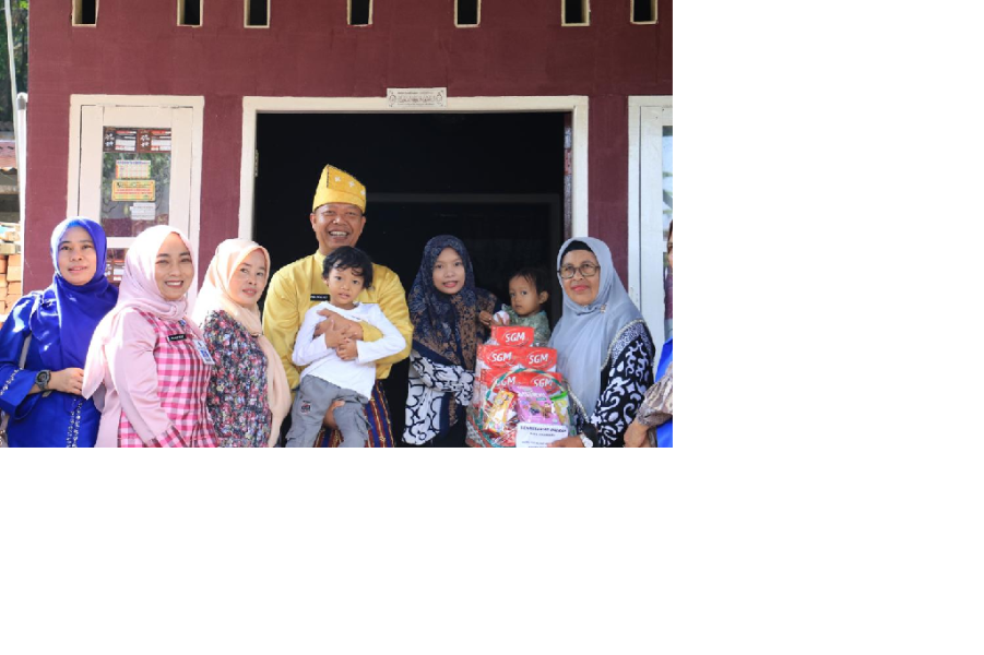 Sekda Salurkan Bantuan Tahap II untuk Anak Asuh Stunting