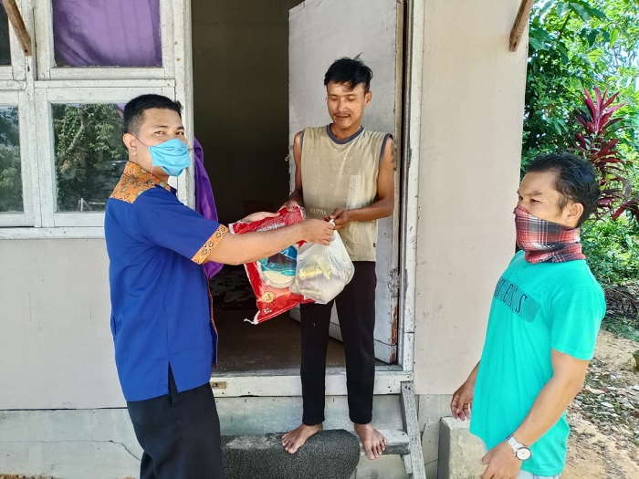 Karang Taruna Bagikan 100 Paket Sembako kepada Warga di Kecamatan Marpoyan Damai
