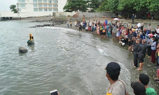 RASAIN...Ketahuan Selingkuh, Pasangan Ini Direndam di Laut